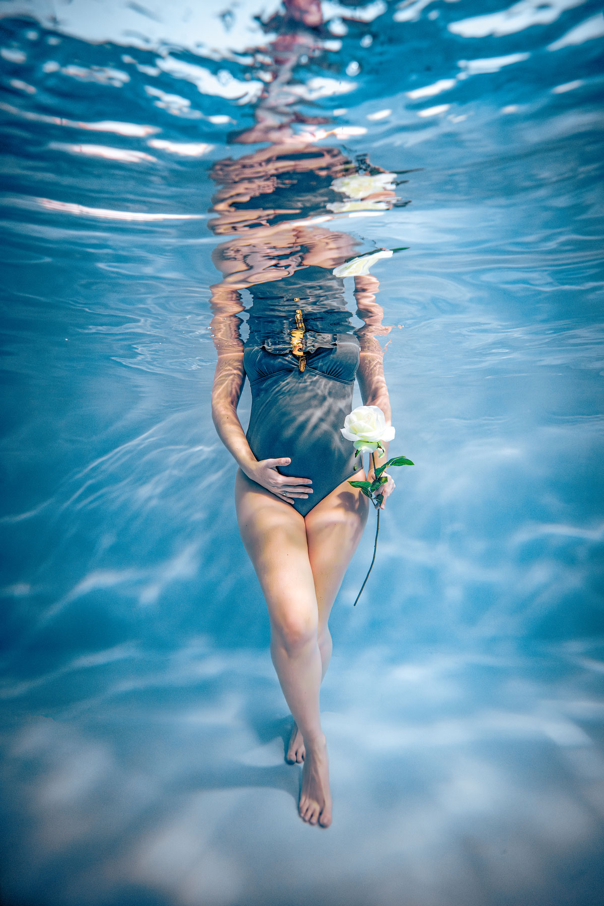 Cath photographe sous l'eau en noir et blanc