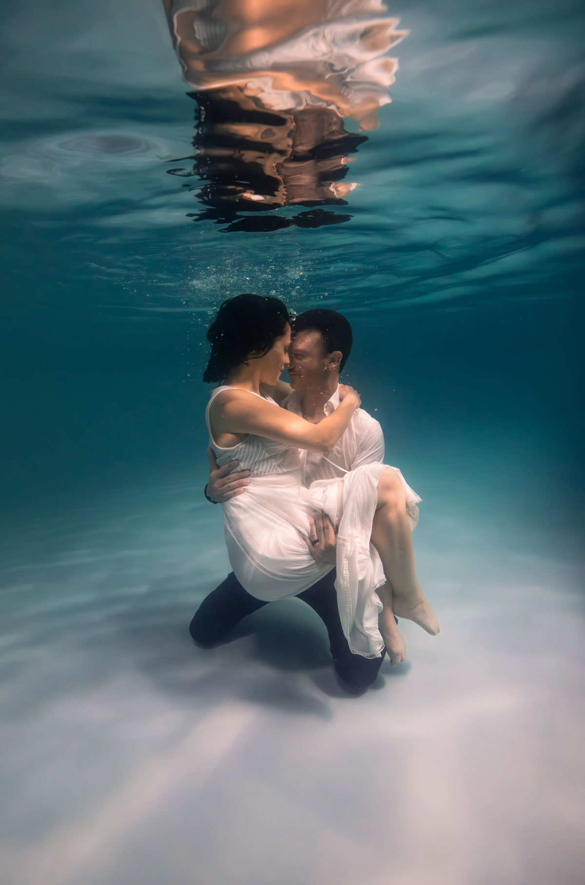 Couple-1 photographe sous l'eau en noir et blanc