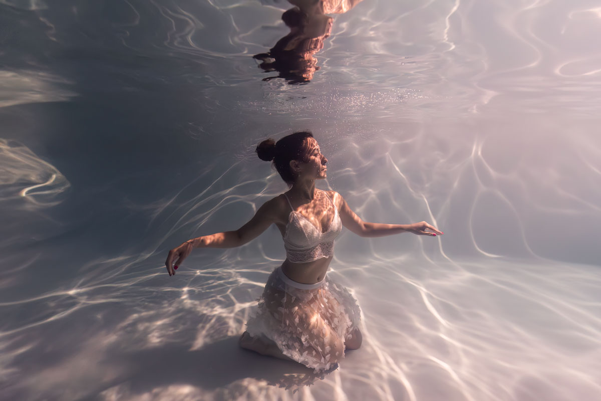 Ni-danseuse danseuse sous l'eau