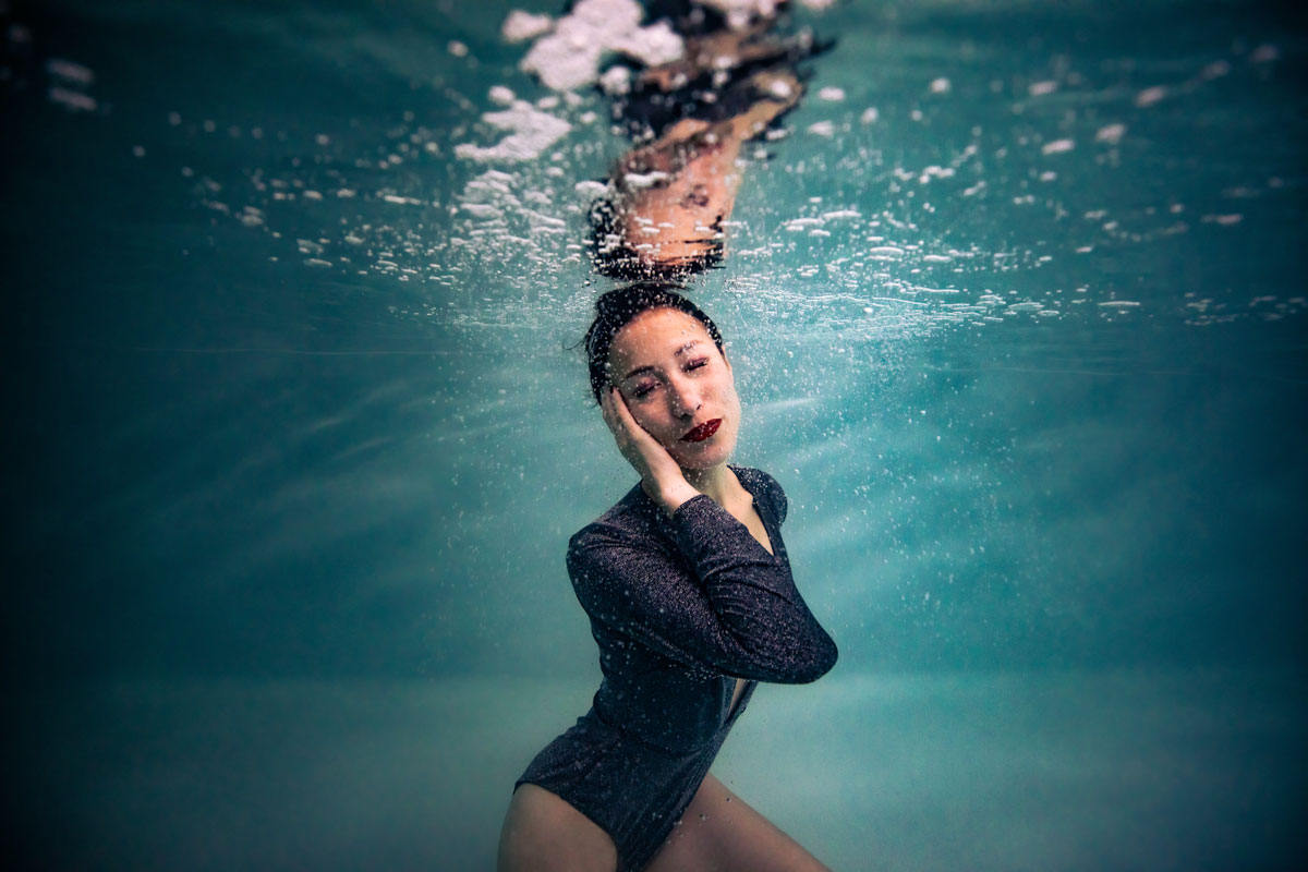 Nini-DJ photographe sous l'eau en noir et blanc
